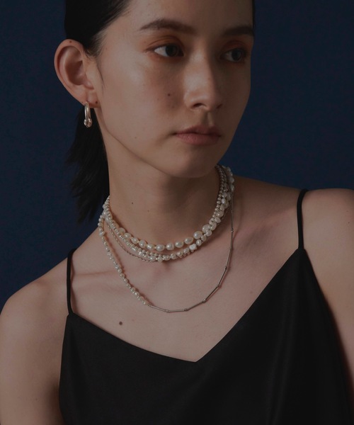 loni(ロニ)の「Crop baroque pearl combi necklace(淡水パールチョーカー/ネックレス)(ネックレス・レディース・ゴールド・FREE)」の6枚目の写真