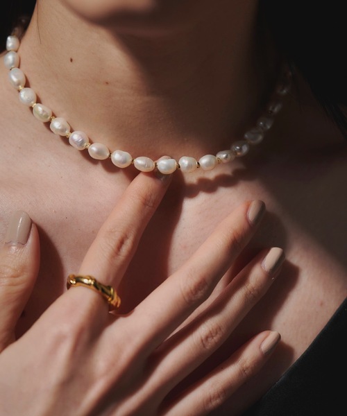 loni(ロニ)の「Crop baroque pearl combi necklace(淡水パールチョーカー/ネックレス)(ネックレス・レディース・ゴールド・FREE)」の4枚目の写真