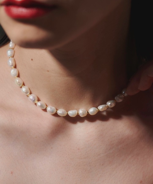 loni(ロニ)の「Crop baroque pearl combi necklace(淡水パールチョーカー/ネックレス)(ネックレス・レディース・ゴールド・FREE)」の3枚目の写真