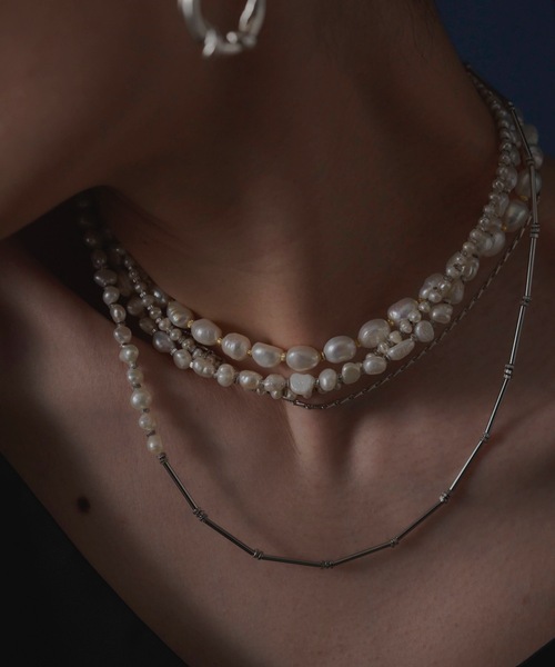 loni(ロニ)の「Crop baroque pearl combi necklace(淡水パールチョーカー/ネックレス)(ネックレス・レディース・ゴールド・FREE)」の2枚目の写真