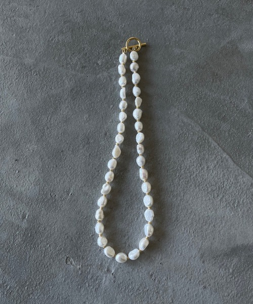 loni(ロニ)の「Crop baroque pearl combi necklace(淡水パールチョーカー/ネックレス)(ネックレス・レディース・ゴールド・FREE)」の16枚目の写真