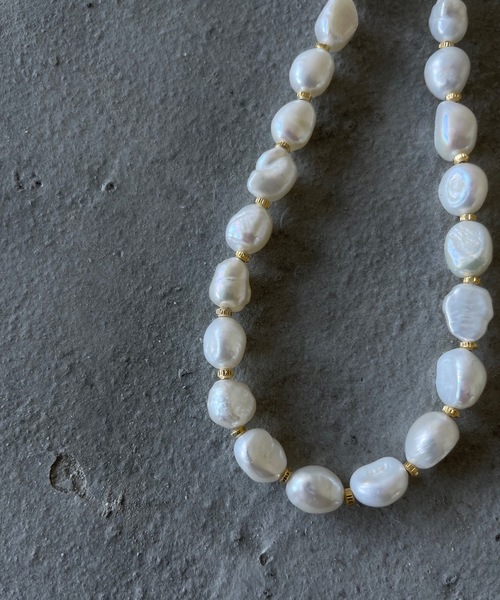 loni(ロニ)の「Crop baroque pearl combi necklace(淡水パールチョーカー/ネックレス)(ネックレス・レディース・ゴールド・FREE)」の17枚目の写真
