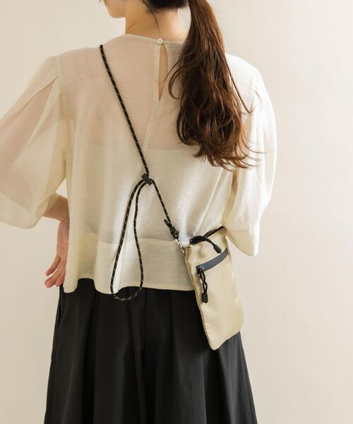 SMELLY（スメリー）の「ハッスイジップサコッシュ（ショルダーバッグ・レディース・アイボリー/ブラック/ベージュ・-）」の3枚目の写真