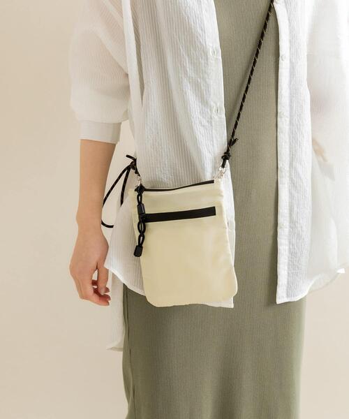SMELLY（スメリー）の「ハッスイジップサコッシュ（ショルダーバッグ・レディース・アイボリー/ブラック/ベージュ・-）」の2枚目の写真