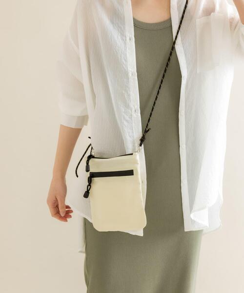 SMELLY（スメリー）の「ハッスイジップサコッシュ（ショルダーバッグ・レディース・アイボリー/ブラック/ベージュ・-）」の4枚目の写真