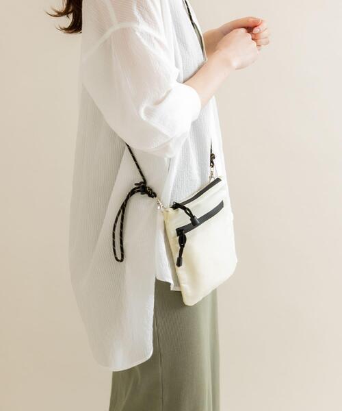 SMELLY（スメリー）の「ハッスイジップサコッシュ（ショルダーバッグ・レディース・アイボリー/ブラック/ベージュ・-）」の5枚目の写真