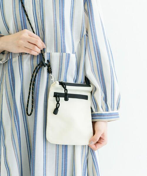 SMELLY（スメリー）の「ハッスイジップサコッシュ（ショルダーバッグ・レディース・アイボリー/ブラック/ベージュ・-）」の8枚目の写真