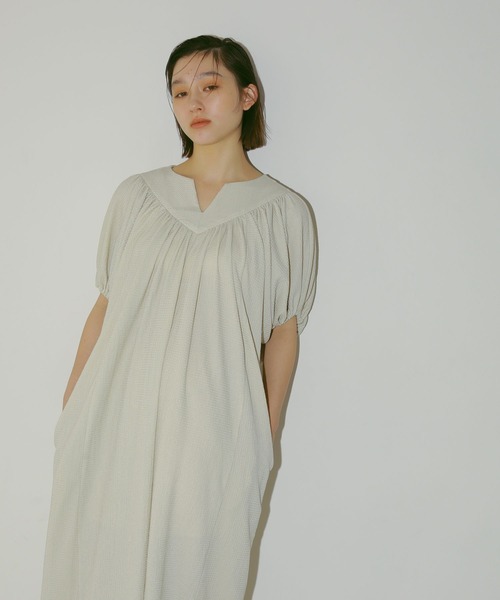 e/rm（イーアールエム）の「【e/rm】テクスチャーボリュームドレス（ワンピース・レディース・ブラック/ライトベージュ/ブルー系その他3/ベージュ・FREE）」の3枚目の写真