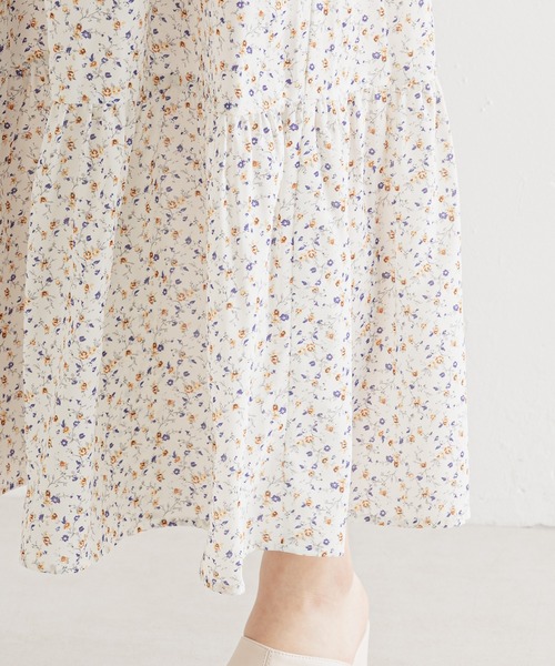 Chico（チコ）の「【サイズ調整可】小花柄シャーリングロング