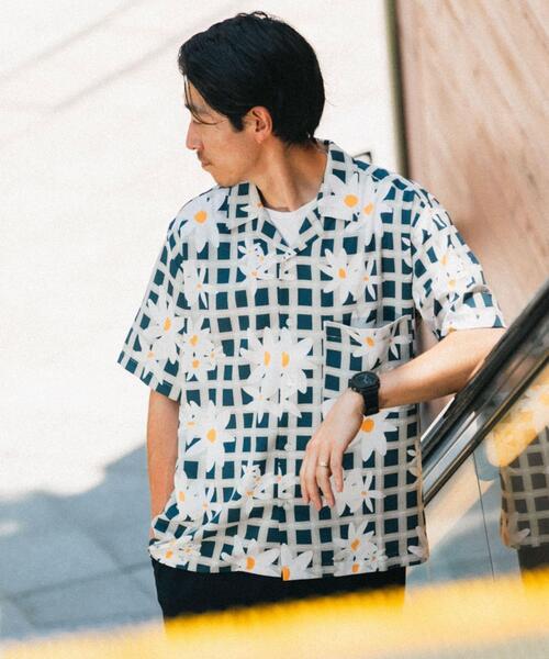 ITEMS URBANRESEARCH(アイテムズ アーバンリサーチ)の「フラワープリント オープンカラー半袖シャツ(シャツ/ブラウス・メンズ・ベージュ/ブルー・LARGE/MEDIUM)」の2枚目の写真