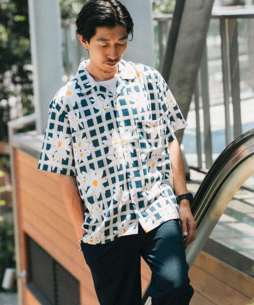 ITEMS URBANRESEARCH(アイテムズ アーバンリサーチ)の「フラワープリント オープンカラー半袖シャツ(シャツ/ブラウス・メンズ・ベージュ/ブルー・LARGE/MEDIUM)」の3枚目の写真