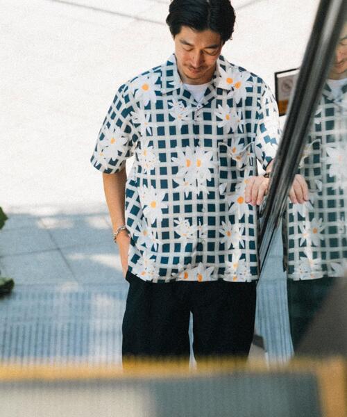 ITEMS URBANRESEARCH(アイテムズ アーバンリサーチ)の「フラワープリント オープンカラー半袖シャツ(シャツ/ブラウス・メンズ・ベージュ/ブルー・LARGE/MEDIUM)」の4枚目の写真