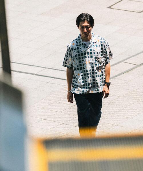 ITEMS URBANRESEARCH(アイテムズ アーバンリサーチ)の「フラワープリント オープンカラー半袖シャツ(シャツ/ブラウス・メンズ・ベージュ/ブルー・LARGE/MEDIUM)」の5枚目の写真