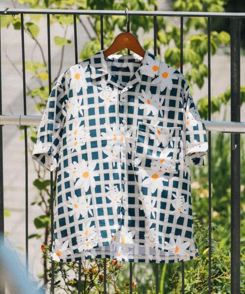 ITEMS URBANRESEARCH(アイテムズ アーバンリサーチ)の「フラワープリント オープンカラー半袖シャツ(シャツ/ブラウス・メンズ・ベージュ/ブルー・LARGE/MEDIUM)」の21枚目の写真