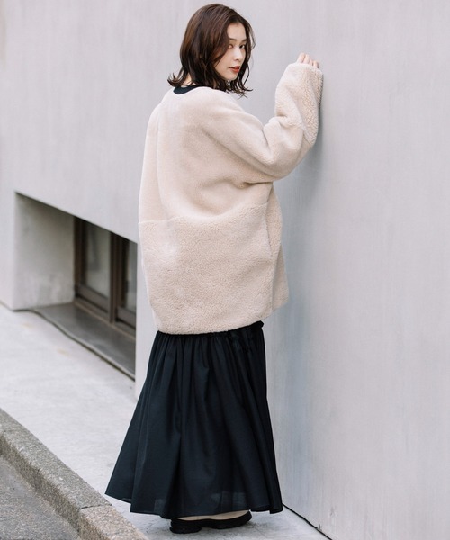 Munich(ミューニック)の「ウールシープボアムートンリバーシブルノーカラーコート(ムートンコート・レディース・ブラック/ライトベージュ/アイボリー・S/XS)」の5枚目の写真