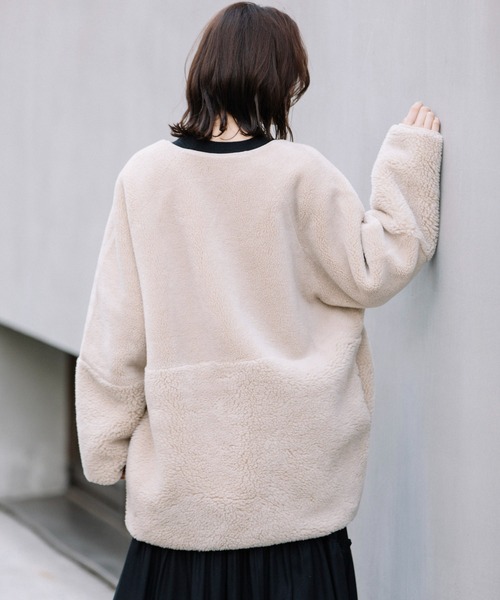 Munich(ミューニック)の「ウールシープボアムートンリバーシブルノーカラーコート(ムートンコート・レディース・ブラック/ライトベージュ/アイボリー・S/XS)」の8枚目の写真