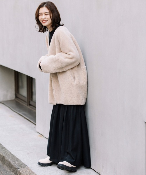 Munich(ミューニック)の「ウールシープボアムートンリバーシブルノーカラーコート(ムートンコート・レディース・ブラック/ライトベージュ/アイボリー・S/XS)」の11枚目の写真