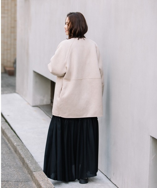 Munich(ミューニック)の「ウールシープボアムートンリバーシブルノーカラーコート(ムートンコート・レディース・ブラック/ライトベージュ/アイボリー・S/XS)」の12枚目の写真