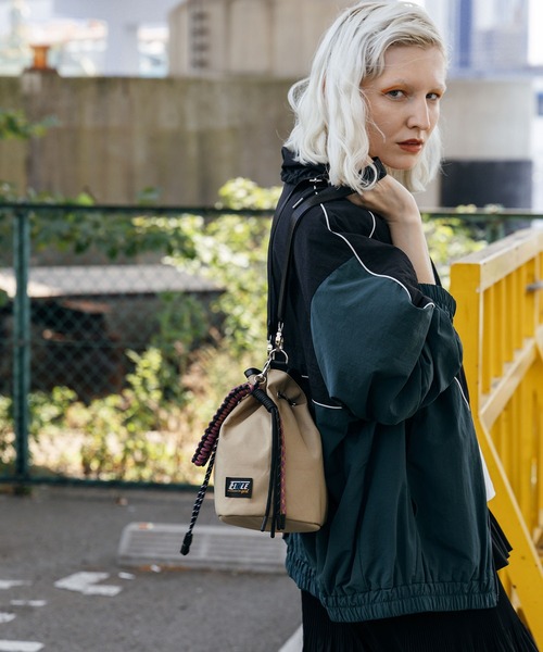 ELLEgirl（エルガール）の「パラコード巾着ミニショルダーバッグ【ELLEgirl/エル ガール】（ハンドバッグ・レディース・ネイビー/ベージュ/ブラック・FREE）」の4枚目の写真