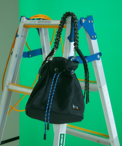 ELLEgirl（エルガール）の「パラコード巾着ミニショルダーバッグ【ELLEgirl/エル ガール】（ハンドバッグ・レディース・ネイビー/ベージュ/ブラック・FREE）」の8枚目の写真