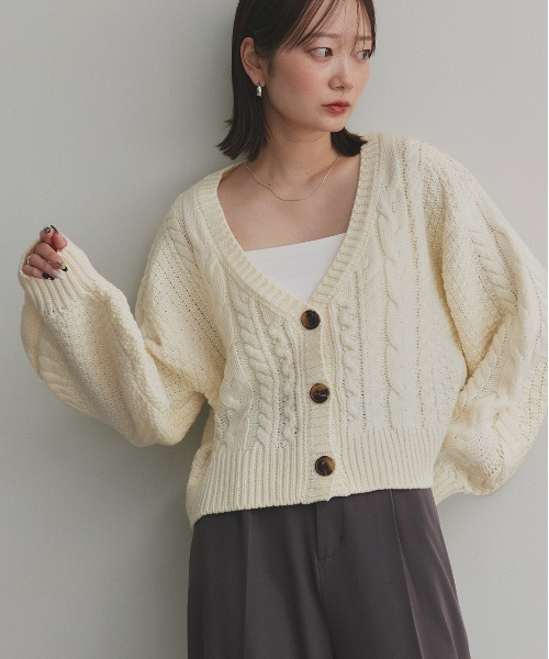ad thie(アドティエ)の「パフスリーブ Vネック ニットカーディガン(カーディガン/ボレロ・レディース・アイボリー/ピンクベージュ/ブラック/ライトベージュ/キャメル/マスタード/イエロー/グレー/ダークグリーン/ナチュラル・MEDIUM)」の1枚目の写真