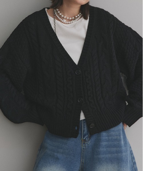 ad thie(アドティエ)の「パフスリーブ Vネック ニットカーディガン(カーディガン/ボレロ・レディース・アイボリー/ピンクベージュ/ブラック/ライトベージュ/キャメル/マスタード/イエロー/グレー/ダークグリーン/ナチュラル・MEDIUM)」の2枚目の写真