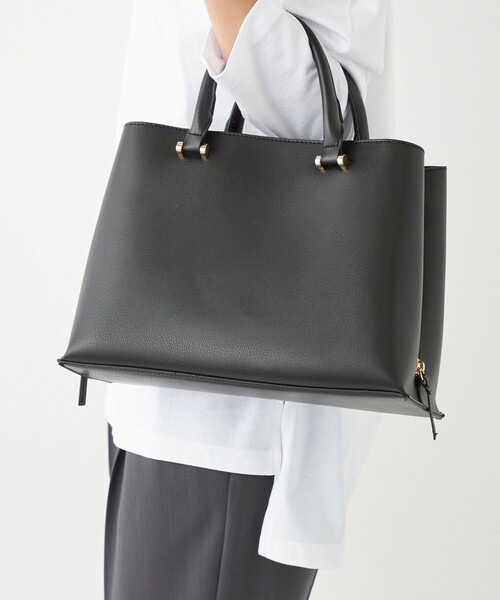 LYN ロゴ エンボス ショルダーバッグ バイカラー トップジッパー Discover LYN's Exclusive Collection of Stylish Bags | View