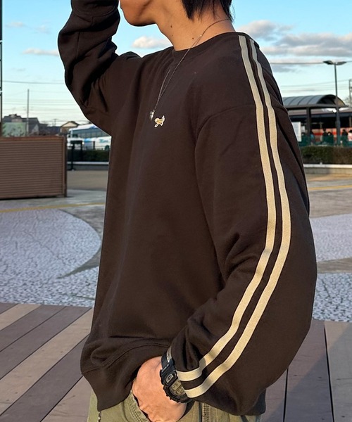 PENNEYS（ぺニーズ）の「PENNEYS/ペニーズ 別注 THE FOX ロゴ ワッペン刺繍ワンポイント ラインデザインルーズトラックスウェット（スウェット・メンズ・オリーブ/サックスブルー/ダークネイビー/ダークブラウン/アッシュグレー/ブラック・M/L）」の3枚目の写真