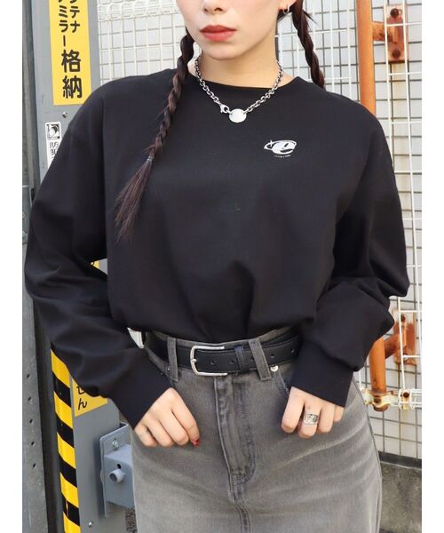 EVRIS（エヴリス）の「ラインストーングラフィックロンT（Tシャツ/カットソー・レディース・ブラック/グレー/ホワイト・FREE）」の2枚目の写真