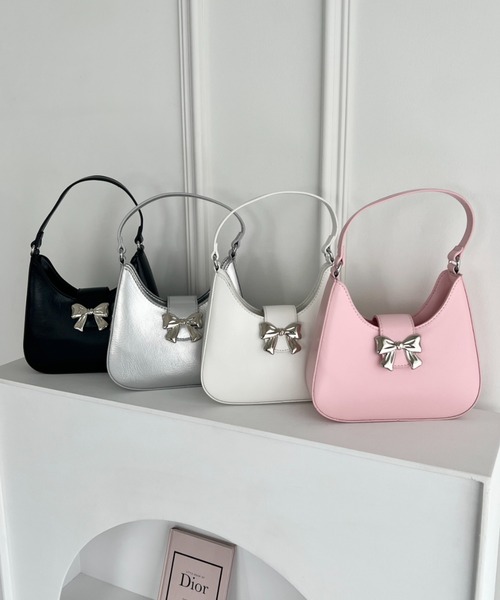 Loueme(ルエム)の「2WAYリボンメタルチャームバッグ(ショルダーバッグ・レディース・ホワイト/シルバー/ブラック/ピンク・FREE)」の4枚目の写真