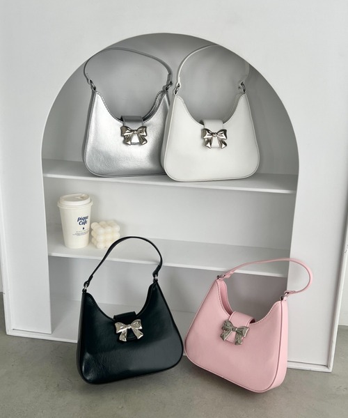Loueme(ルエム)の「2WAYリボンメタルチャームバッグ(ショルダーバッグ・レディース・ホワイト/シルバー/ブラック/ピンク・FREE)」の5枚目の写真