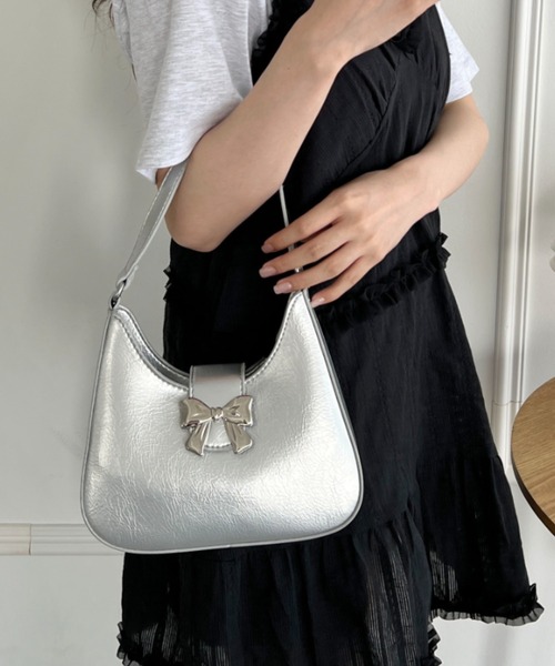 Loueme(ルエム)の「2WAYリボンメタルチャームバッグ(ショルダーバッグ・レディース・ホワイト/シルバー/ブラック/ピンク・FREE)」の20枚目の写真