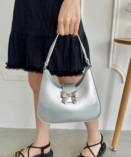 Loueme(ルエム)の「2WAYリボンメタルチャームバッグ(ショルダーバッグ・レディース・ホワイト/シルバー/ブラック/ピンク・FREE)」の21枚目の写真