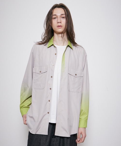 ADAM ET ROPE'（アダムエロペ）の「ルーズクレリック グラデーション レギュラーカラー シャツ / ユニセックス（シャツ/ブラウス・メンズ・ブルー系その他5/イエロー系その他3・M/L）」の2枚目の写真