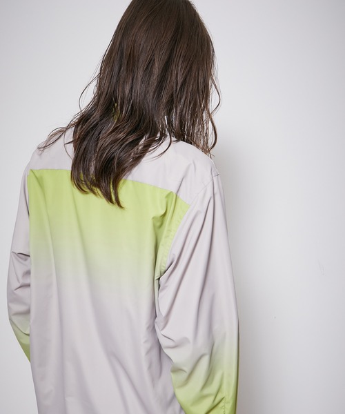 ADAM ET ROPE'（アダムエロペ）の「ルーズクレリック グラデーション レギュラーカラー シャツ / ユニセックス（シャツ/ブラウス・メンズ・ブルー系その他5/イエロー系その他3・M/L）」の16枚目の写真