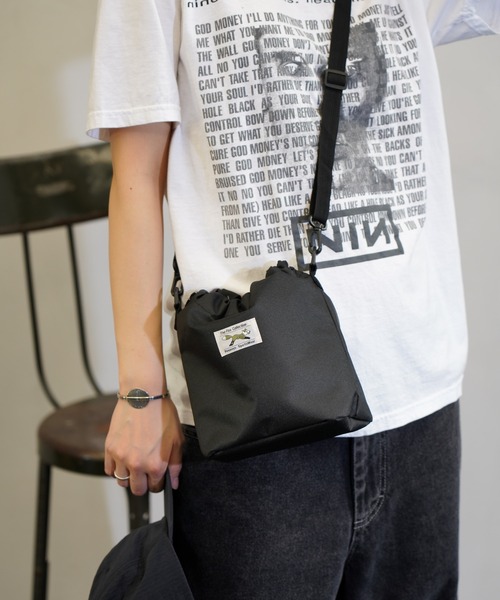 PENNEYS(ぺニーズ)の「PENNEY'S / ペニーズ THE FOX DRAWSTRING BAG ワンポイント ドローストリングバッグ 巾着バッグ(トートバッグ・メンズ・ブラック/オリーブ/ネイビー/ベージュ・FREE)」の1枚目の写真