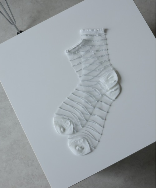 emesuelee（エメスーリー）の「ラインシアーソックス（ソックス/靴下・レディース・ブラック/レッド/ホワイト/ピンク/イエロー/パープル/ブルー・フリー）」の2枚目の写真