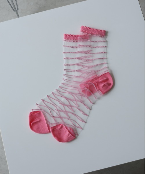 emesuelee（エメスーリー）の「ラインシアーソックス（ソックス/靴下・レディース・ブラック/レッド/ホワイト/ピンク/イエロー/パープル/ブルー・フリー）」の6枚目の写真