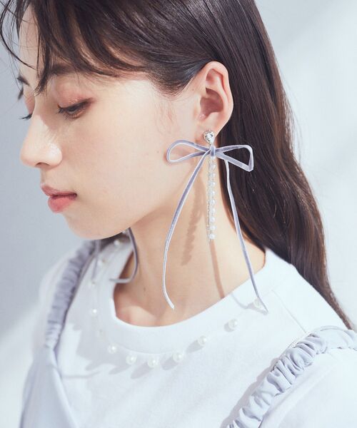 earth music&ecology（アースミュージックアンドエコロジー）の「ベロアリボンロングピアス（ピアス（両耳用）・レディース・ベージュ/グレー・FREE）」の8枚目の写真