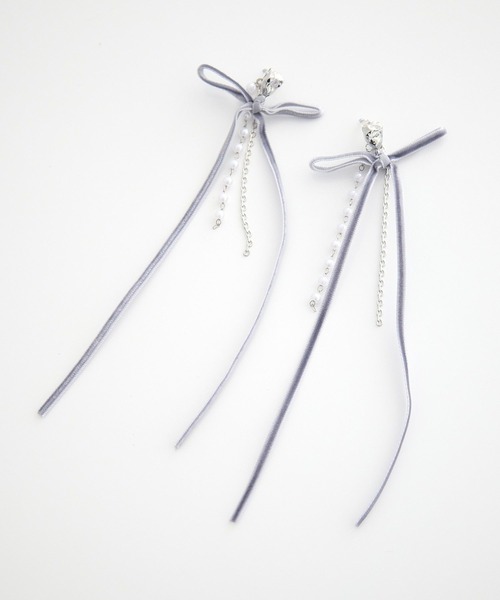 earth music&ecology（アースミュージックアンドエコロジー）の「ベロアリボンロングピアス（ピアス（両耳用）・レディース・ベージュ/グレー・FREE）」の2枚目の写真
