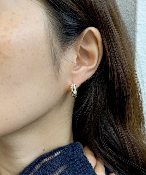 fredy emue（フレディエミュ）の「ビジュー埋込U字ピアス（ピアス（両耳用）・レディース・シルバー/ゴールド・FREE）」の2枚目の写真