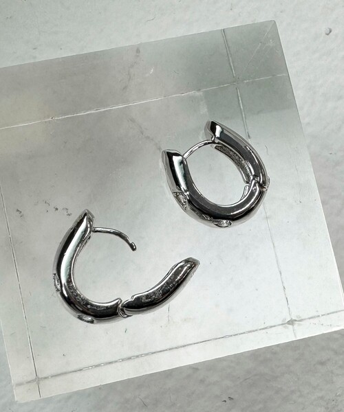 fredy emue（フレディエミュ）の「ビジュー埋込U字ピアス（ピアス（両耳用）・レディース・シルバー/ゴールド・FREE）」の4枚目の写真