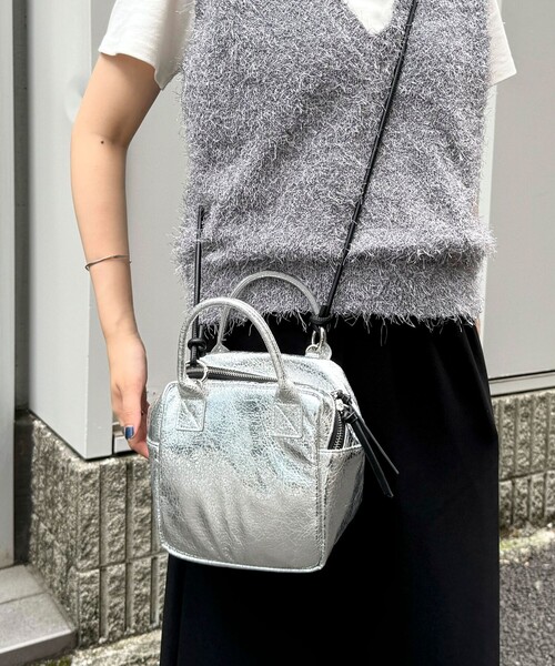 fredy emue（フレディエミュ）の「キューブメタリック2WAYバッグ（ショルダーバッグ・レディース・ブラック/シルバー・FREE）」の2枚目の写真