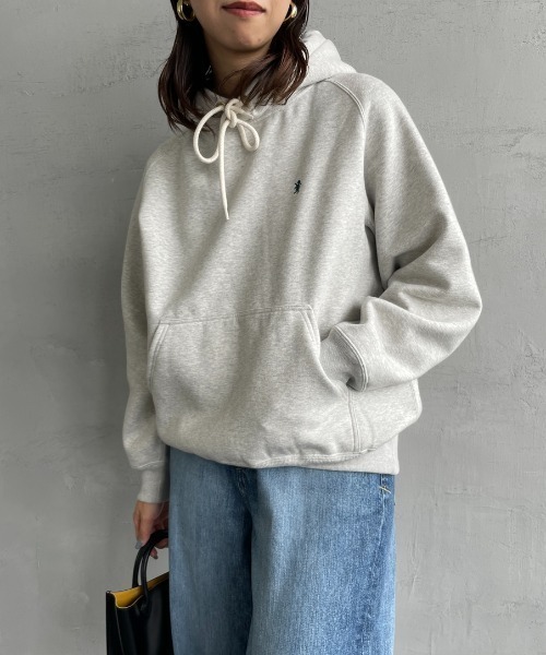 GYMPHLEX（ジムフレックス）の「【WEB限定】[GYMPHLEX/ジムフレックス] スイングスリーブ ワンポイントロゴ刺繍パーカー（パーカー・レディース・チャコールグレー/ライトグレー/レッド・12）」の16枚目の写真