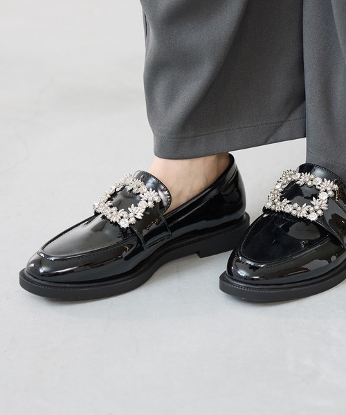 menue(メヌエ)の「2タイプ モチーフ付き 厚底ソール ローファー(ローファー・レディース・ブラック系2/ブラック系1・LL/L/M/S)」の3枚目の写真