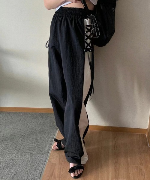 GLAMOROUS JANE(グラマラスジェーン)の「サイドレースアップバイカラーワイドパンツ(その他パンツ・レディース・グレー/ブラック/ピンク・FREE)」の4枚目の写真