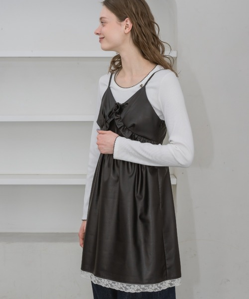 idem(イデム)の「leather frill onepiece/レザーフリルキャミワンピース(ワンピース・レディース・ブラック/ベージュ・FREE)」の3枚目の写真