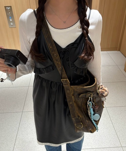 idem(イデム)の「leather frill onepiece/レザーフリルキャミワンピース(ワンピース・レディース・ブラック/ベージュ・FREE)」の20枚目の写真