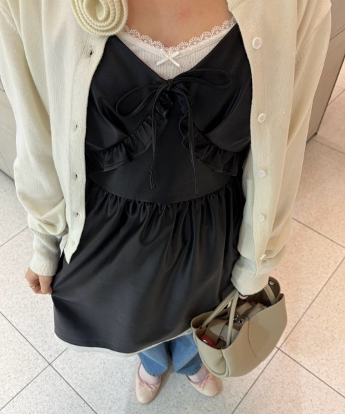 idem(イデム)の「leather frill onepiece/レザーフリルキャミワンピース(ワンピース・レディース・ブラック/ベージュ・FREE)」の6枚目の写真