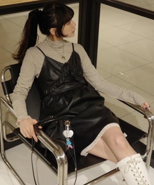 idem(イデム)の「leather frill onepiece/レザーフリルキャミワンピース(ワンピース・レディース・ブラック/ベージュ・FREE)」の8枚目の写真